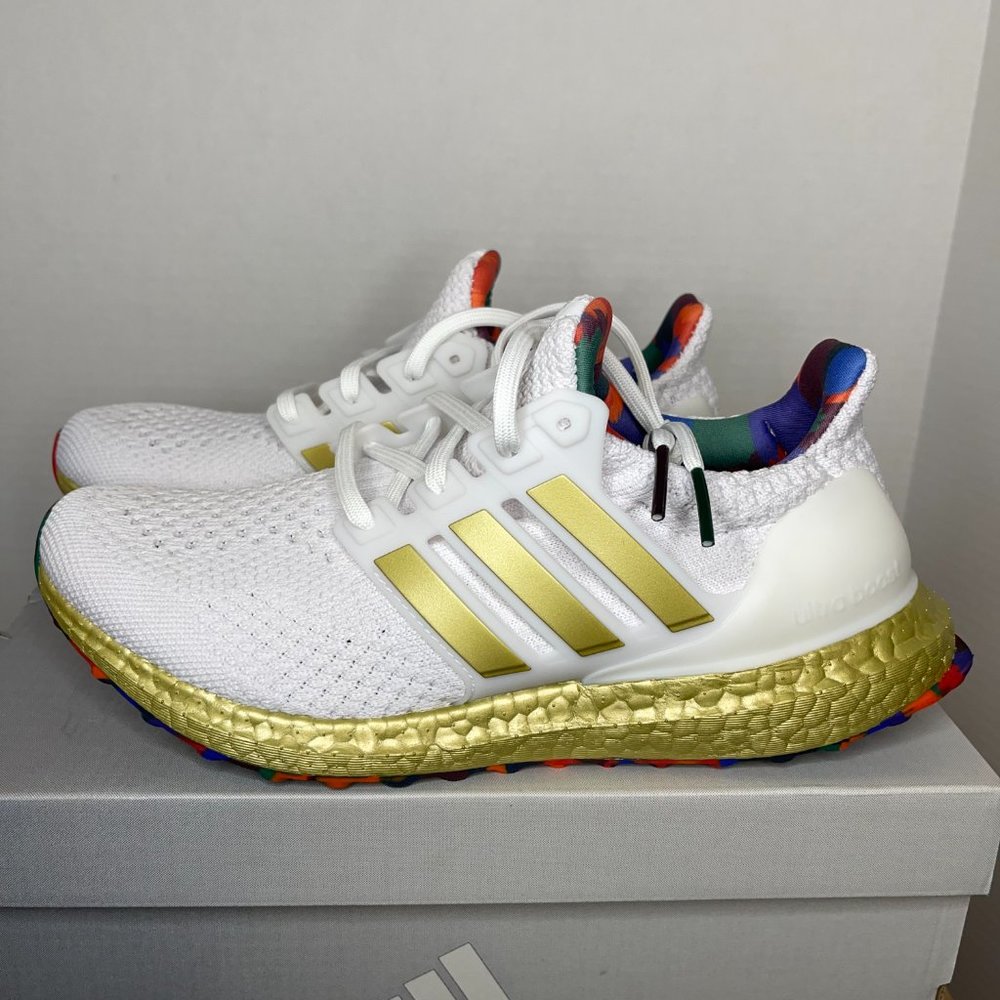 WOMEN'S ADIDAS ULTRABOOST 5.0 DNA CLOUD WHITE/GOLD METALLIC/WHITE SIZE 8